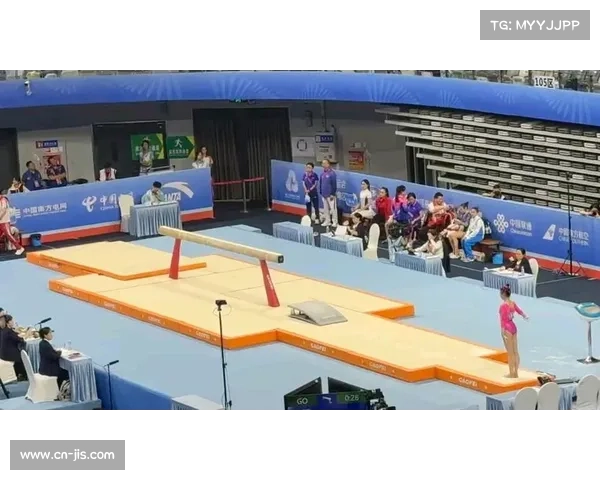 柯沁沁高低杠得分13.300分，落地稳健全场欢呼